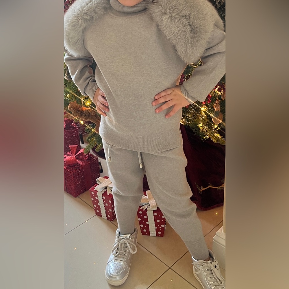 Gray wool sweat suit with fur. Size 4-5 toddler/kids (110).